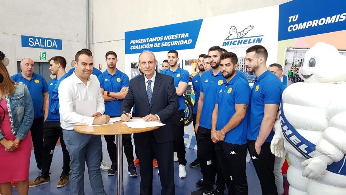 El director de la factoría, César Moñux (dcha), renovó ayer el compromiso con el Club de Balonmano de Aranda.-L. V.