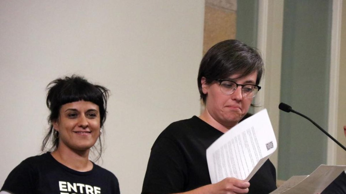Las diputadas de la CUP en el Parlament Anna Gabriel y Mireia Boya, el pasado 10 de octubre.-PERIODICO (ACN)