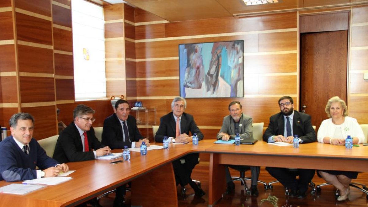 Reunión del consejero de Sanidad, Antonio María Sáez, con el alcalde, el presidente de la Diputación y responsables de la AECC de Ávila.-ICAL