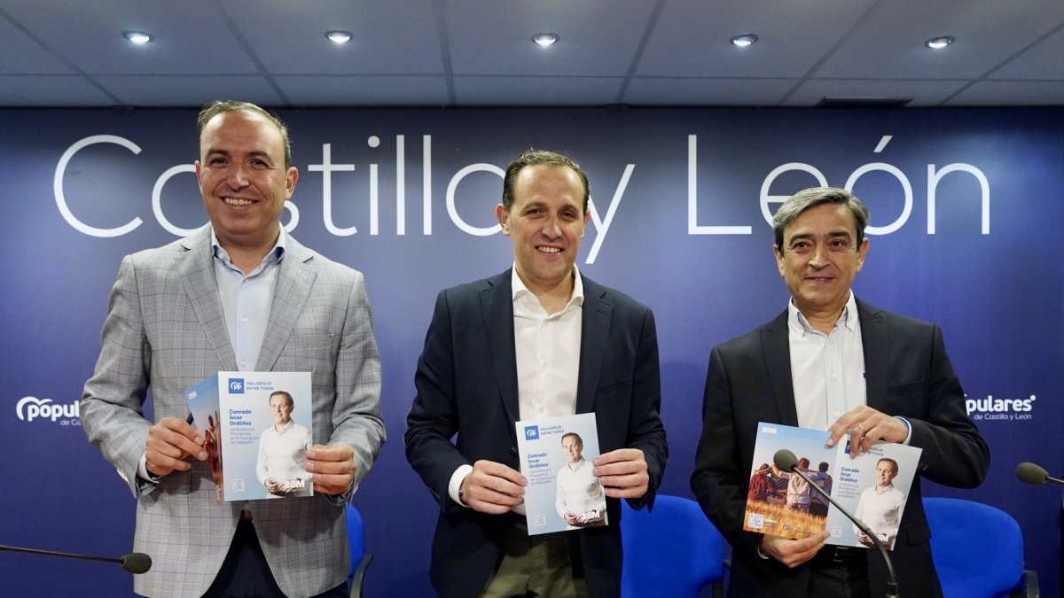 Conrado Íscar, flanqueado por Víctor Alonso y Agapito Hernández.-ICAL.