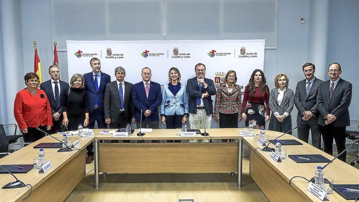 Los consejeros García y Rey, en el centro, flanqueados por los rectores y representantes de las nueve universidades de la región en la firma del pacto.-ICAL