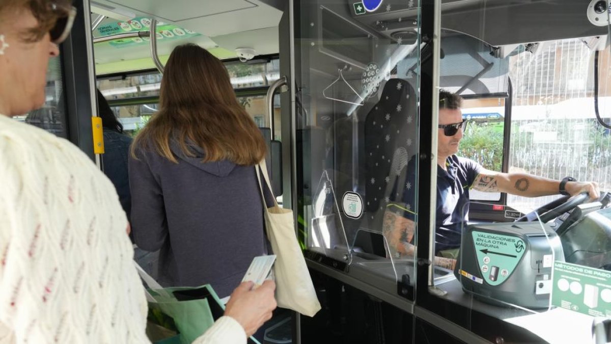Vuelve el pago en metálico a los autobuses de Auvasa. J. M. LOSTAU
