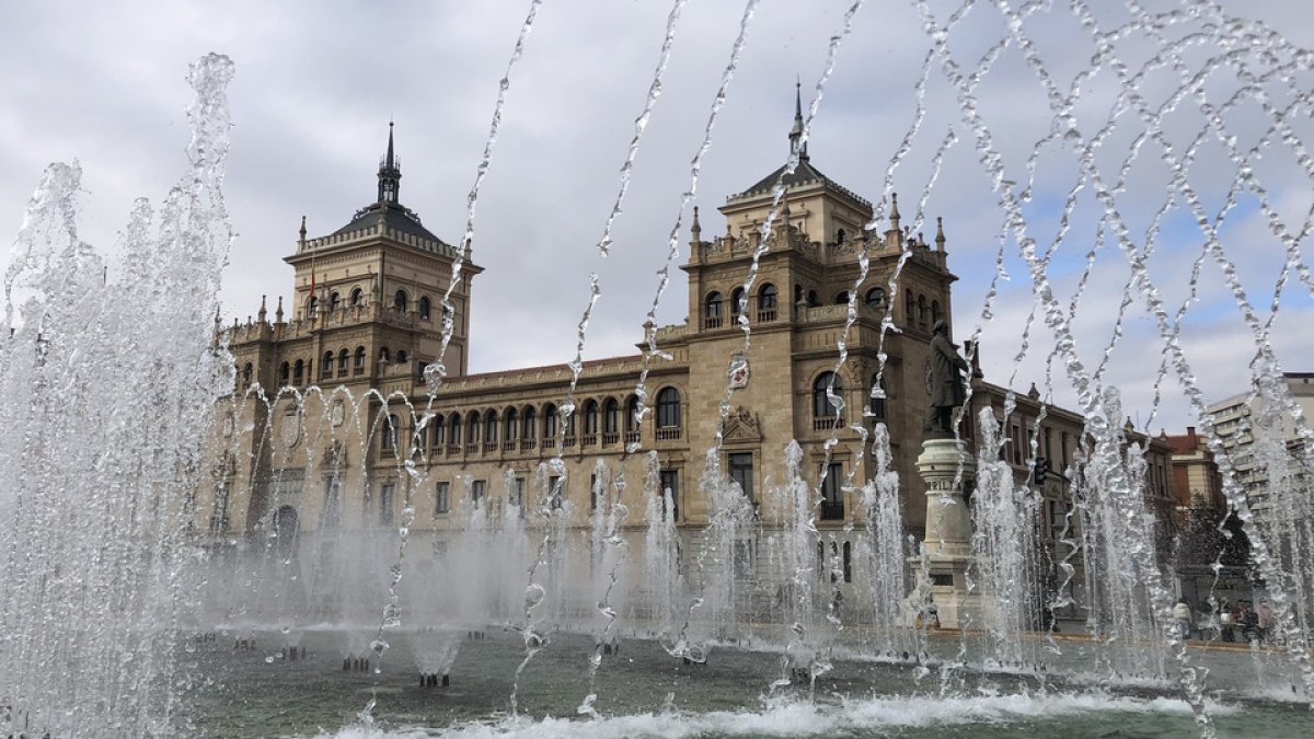 Fotografía de archivo de la fuente de plaza Zorrilla. / D. M.
