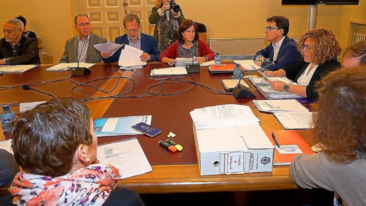 Concejales de disntinos grupos durante la comisión del soterramiento.-E. M.