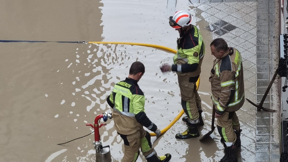 Inundación en la calle Lazo. -E.M.
