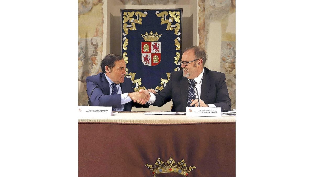Antonio Sáez y Fernando Rey, durante la presentación de la orden de Educación para los alumnos con enfermedades.-ICAL
