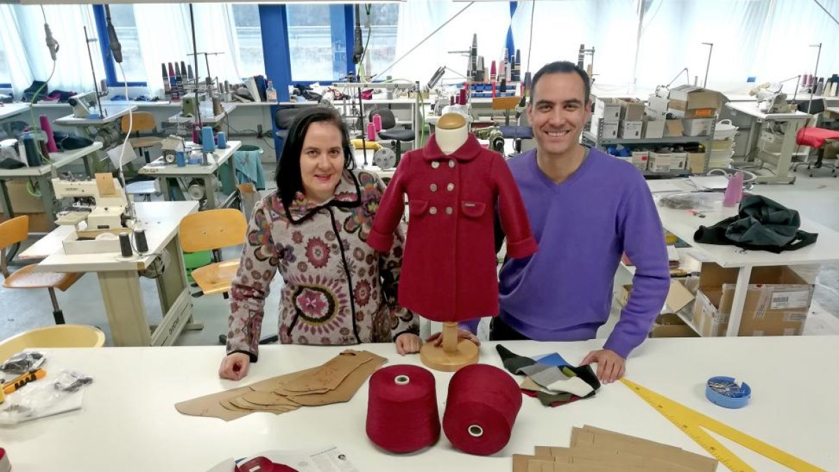 Manoli y Raúl Escudero, en su taller de Coreses, con un abrigo como el que lleva la princesa Charlotte.-EL MUNDO