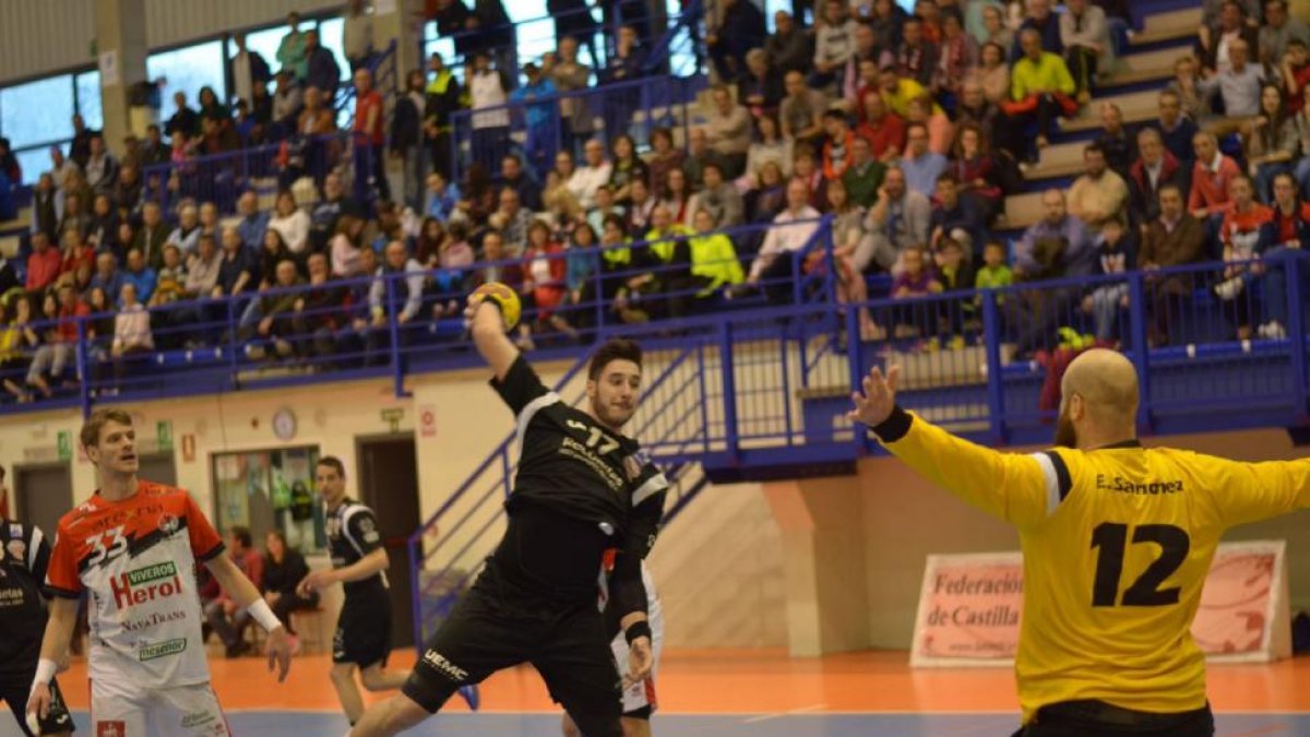 Abel Serdio lanza en el partido disputado en Olmedo tras salvar la defensa del BM Nava.-E.M.