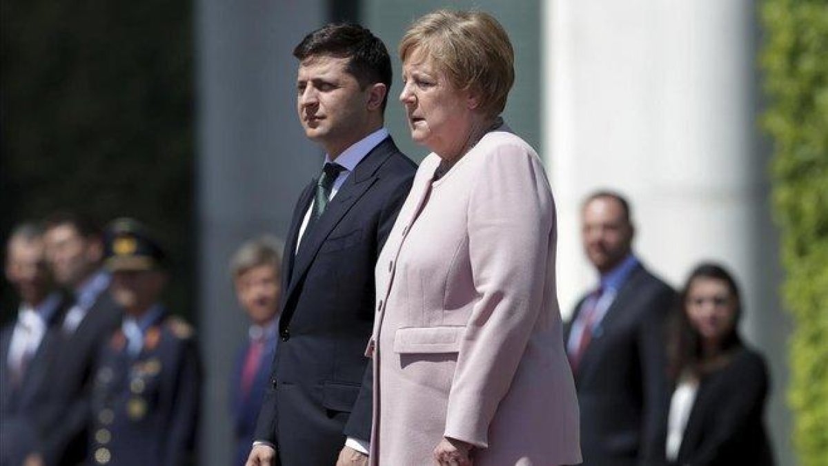 Merkel, durante su temblor junto al presidente ucraniano.-AP / MICHAEL SOHN