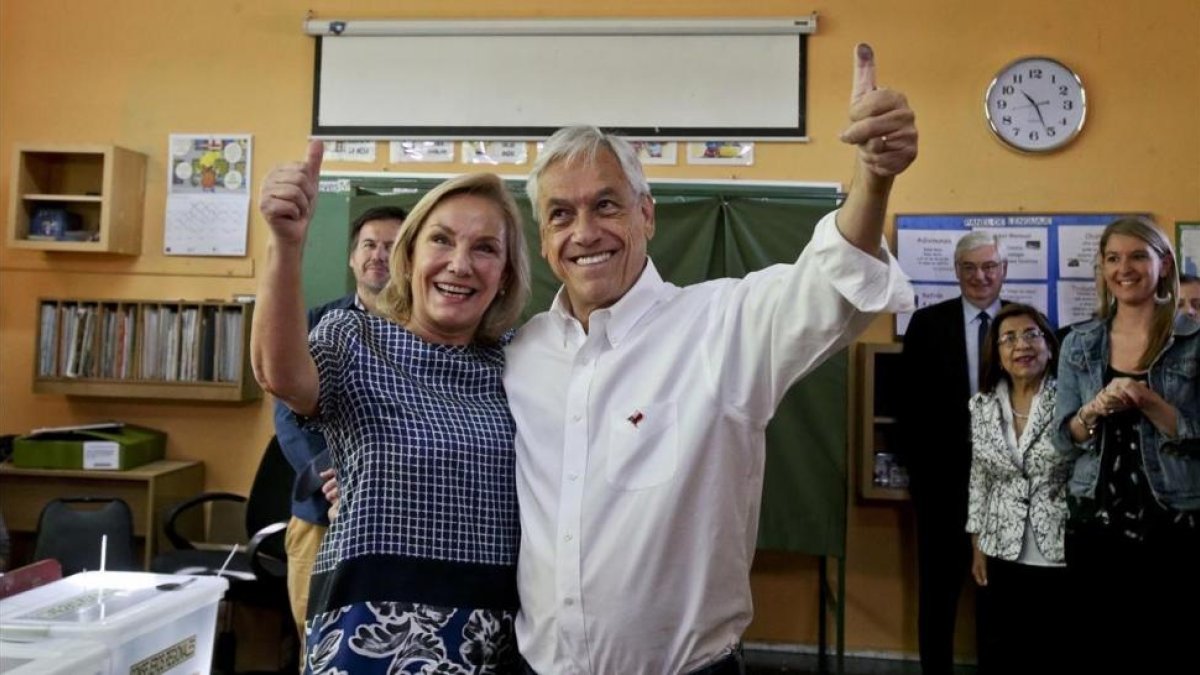 Salvador Piñera junto a su mujer Cecilia Morel tras votar en Santiago de Chile.-AP / ESTEBAN FELIX