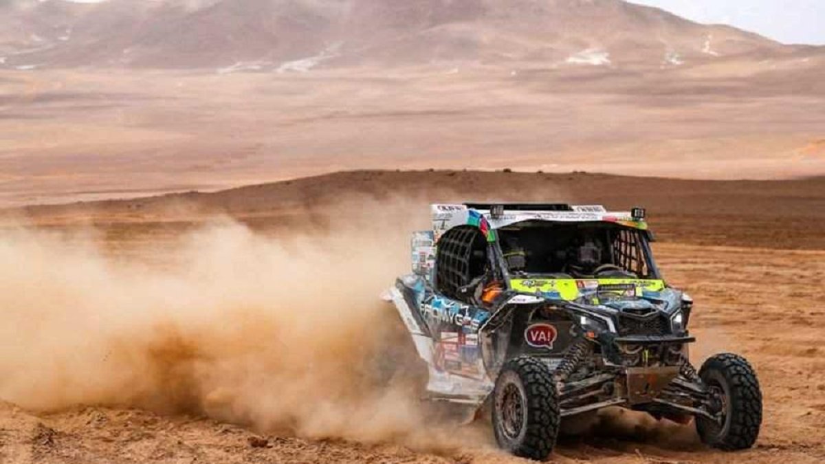 Roberto Carranza y Juan Carlos Fernández, en la sexta etapa del Dakar.-VINICIUS BRANCA / PHOTOSDAKAR.COM