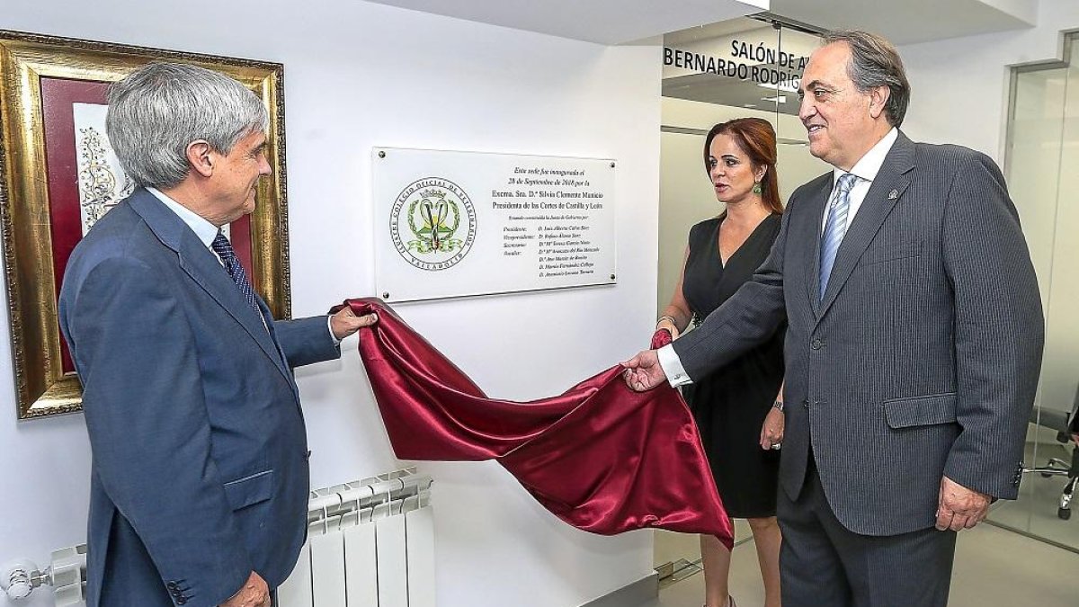 Juan José Badiola, Silvia Clemente y Luis Alberto Calvo Sáez durante la inauguración.-ICAL