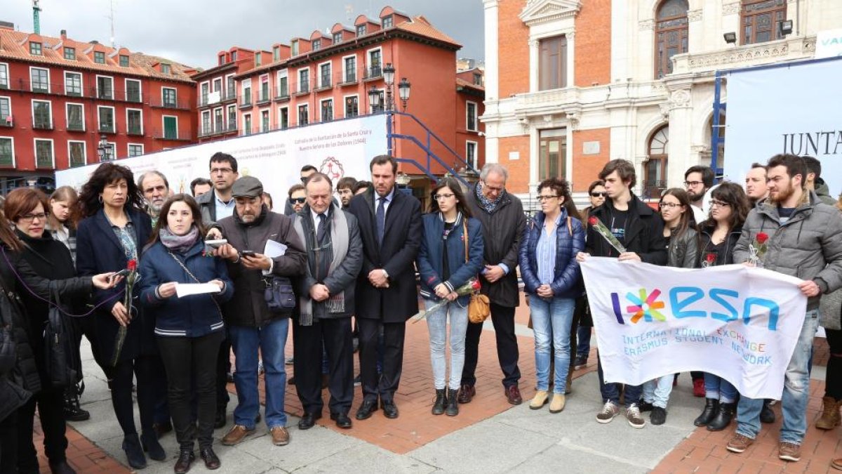 El alcalde de Valladolid, Óscar Puente, y el rector de la Universidad de Valladolid (UVa), Daniel Miguel, durante el minuto de silencio en la Plaza Mayor de Valladolid, en homenaje a los estudiantes de Erasmus fallecidos en el accidente de tráfico-ICAL