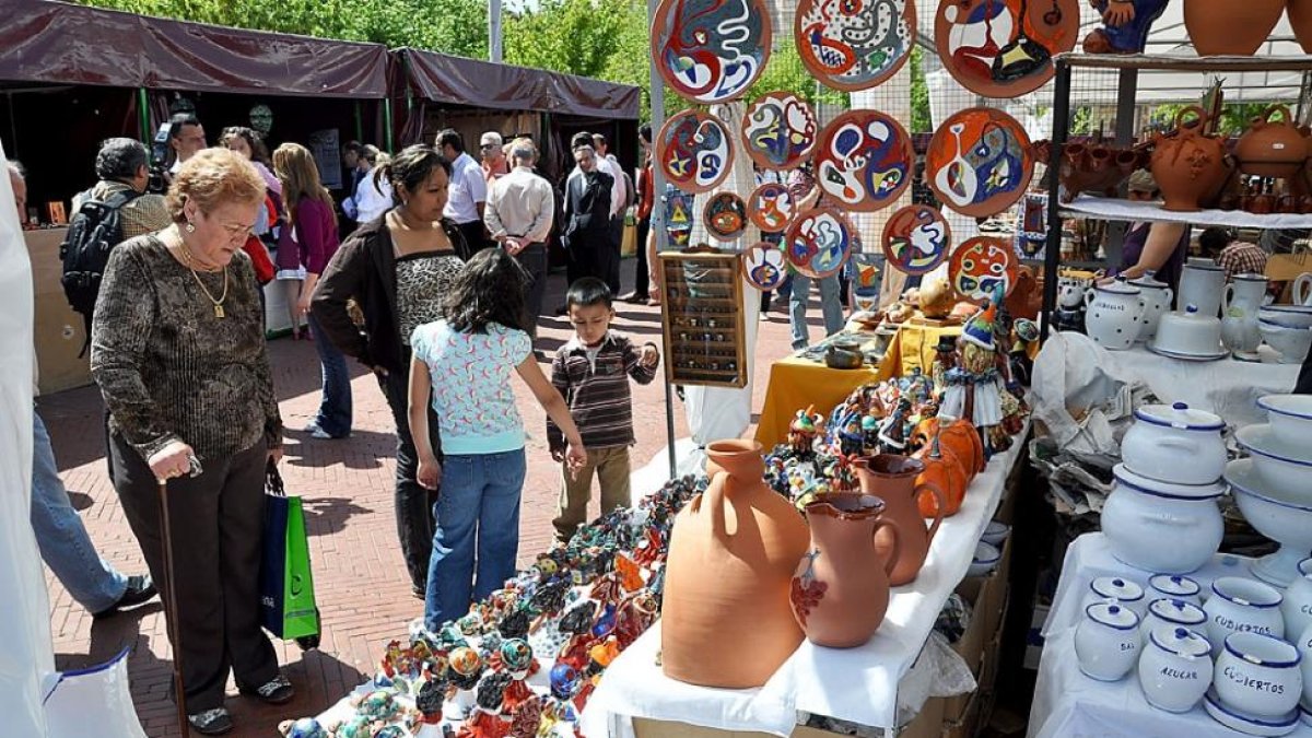 Expositores de la Feria de Artesanía, instalados en la Plaza Mayor de la Hispanidad en una anterior edición.-S. G. C.