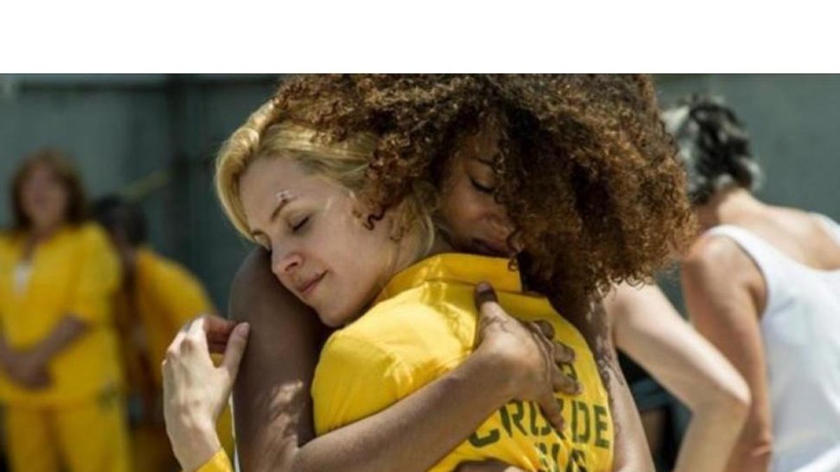 Rizos (Berta Vázquez) y Macarena (Maggie Civantos) se funden en un abrazo en 'Vis a vis' (A-3 TV).-ATRESMEDIA