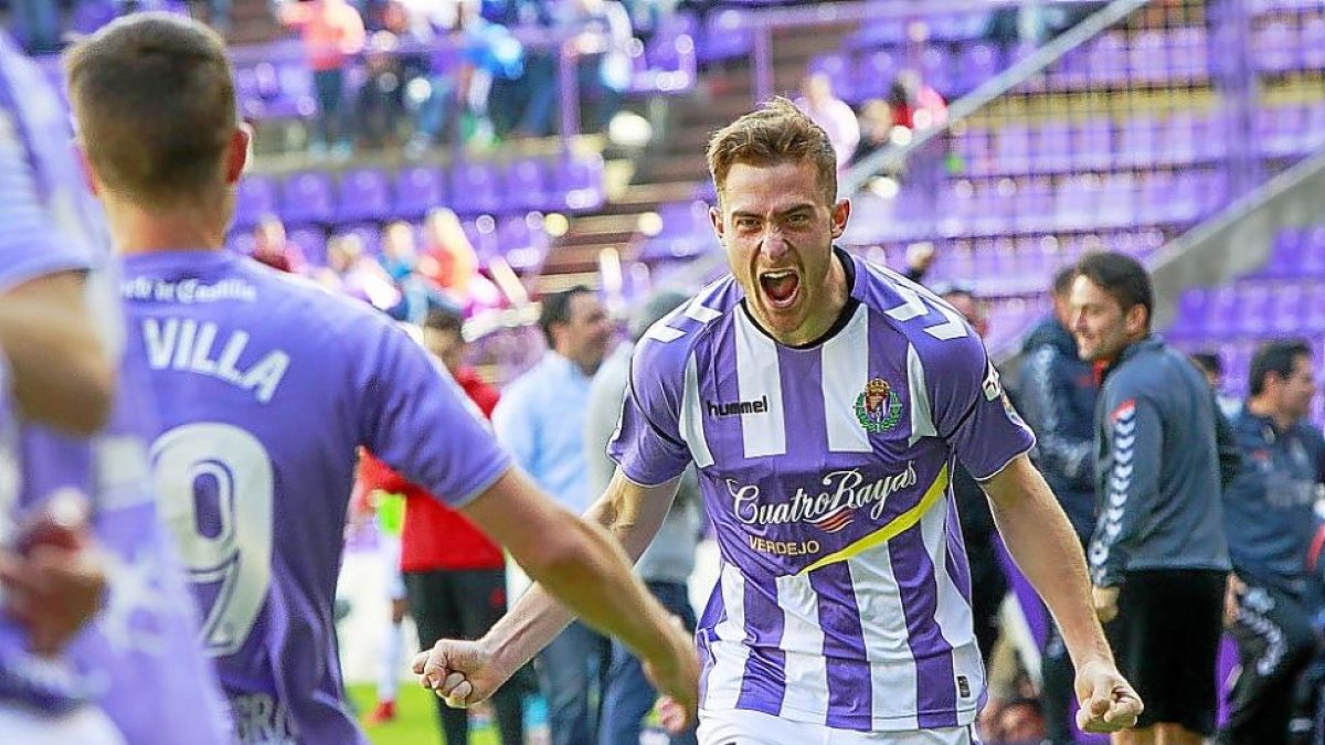 El delantero Toni Martínez celebra su gol al Cádiz.-J.M. LOSTAU
