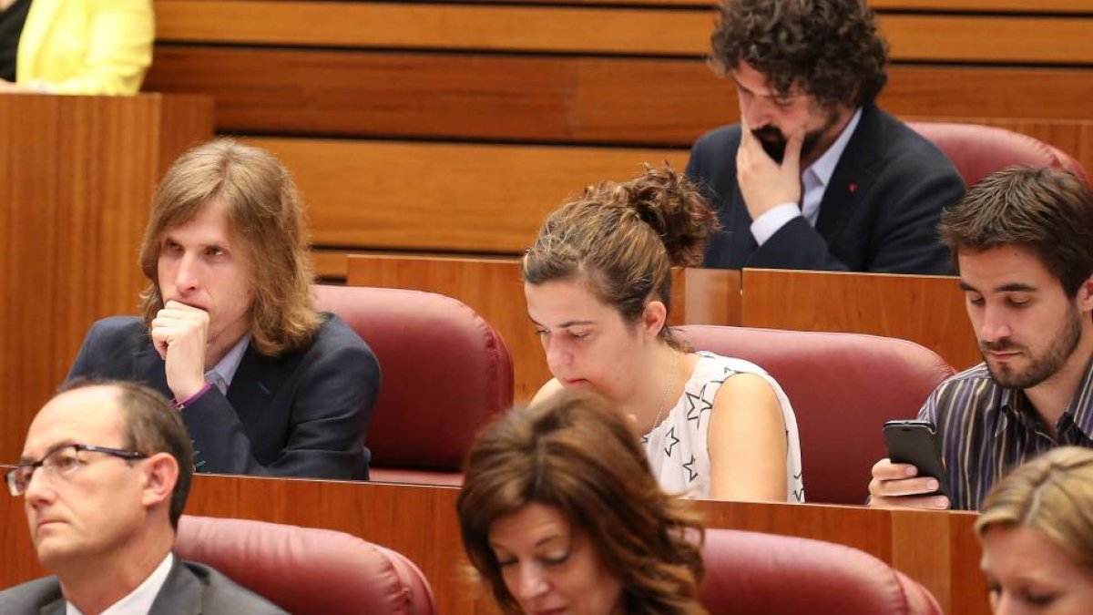 Debate de investidura del candidato a la Junta de Castilla y León con la intervención de Juan Vicente Herrera. En la imagen, los procuradores de Podemos, Pablo Fernández, Natalia del Barrio, y Pedro María de Palacio-Ical