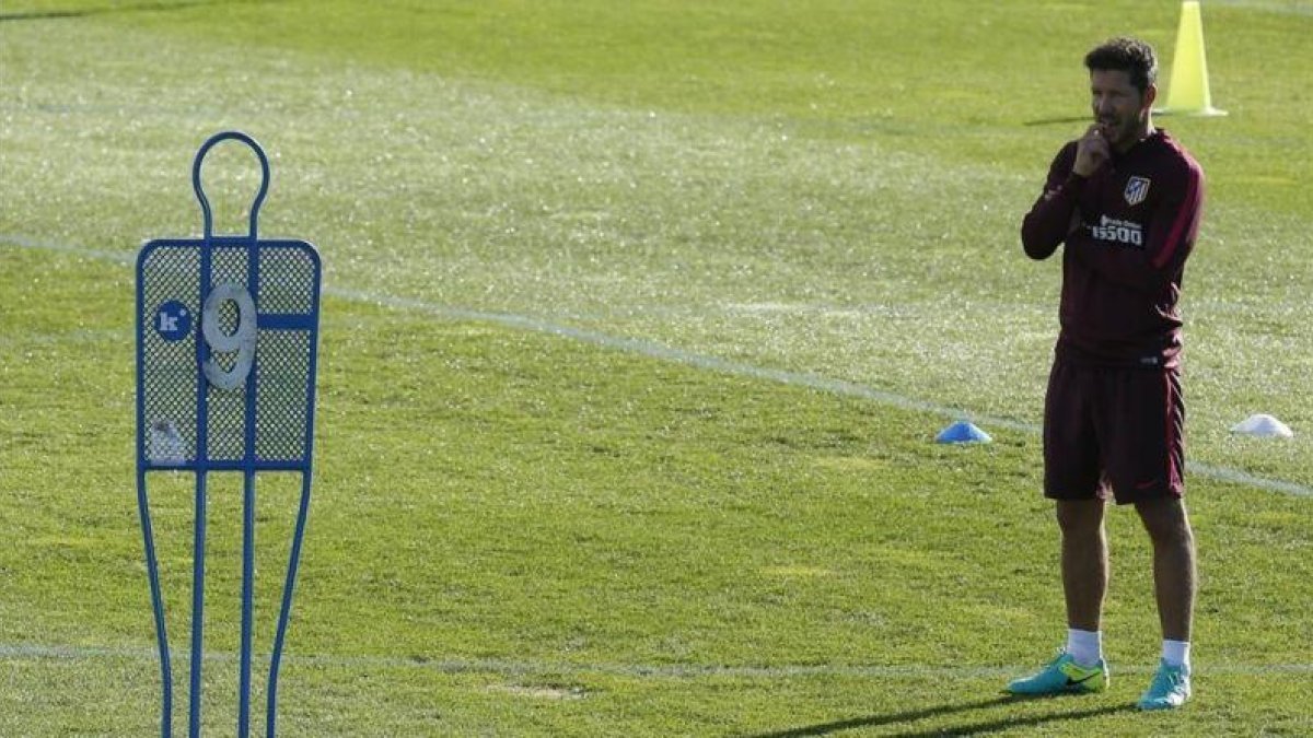 Simeone, pensativo, durante el entrenamiento del Atlético este viernes en Majadahonda.-EFE / JUAN CARLOS HIDALGO