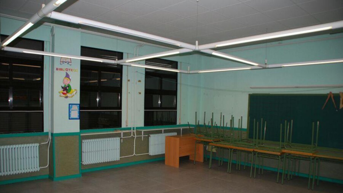 Una de las dos aulas de les escuelas, con los pupitres apilados y las persianas bajadas.-E.M.