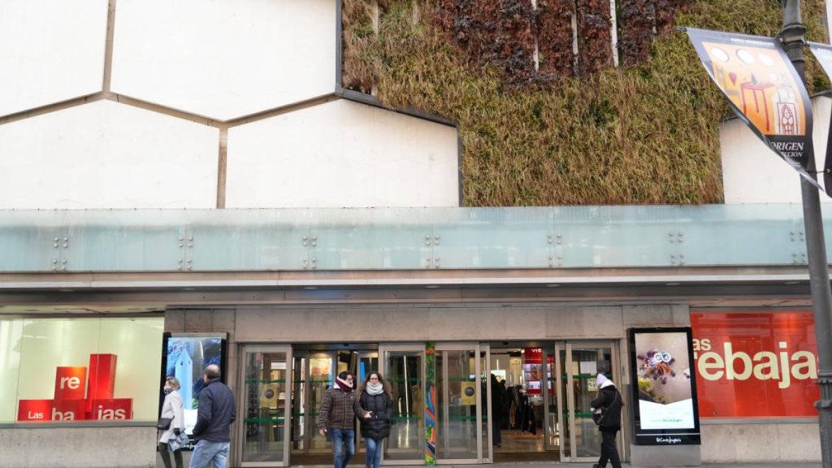 Último día de El Corte Inglés de la calle Constitución de Valladolid. -J.M. LOSTAU