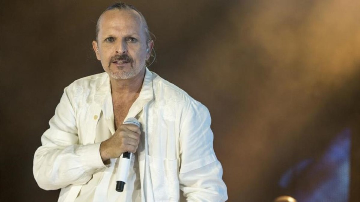 Miguel Bosé, en un concierto en el Palau Sant Jordi en el 2015, un año antes de cumplir 60 años.-FERRAN SENDRA