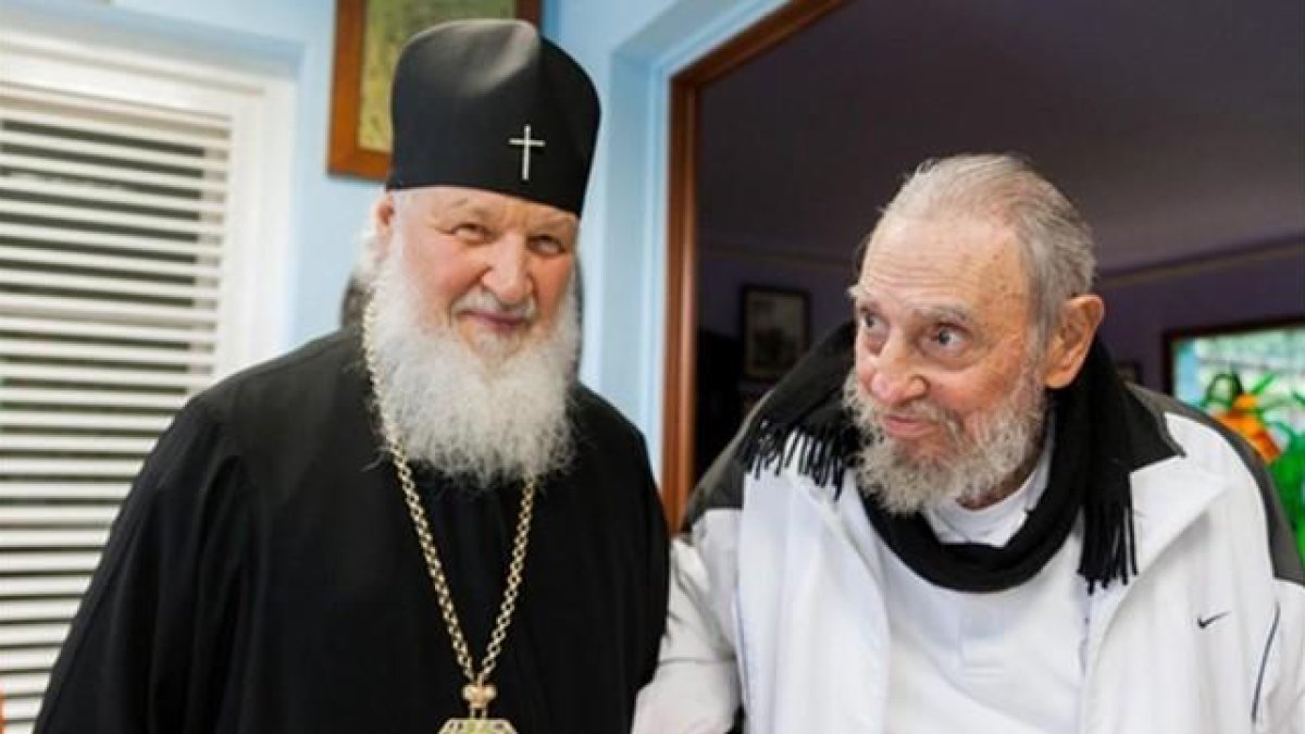 Fidel Castro, con chandal blanco, recibe al patriarca ruso Cirilo en su casa de La Habana.-ALEX CASTRO