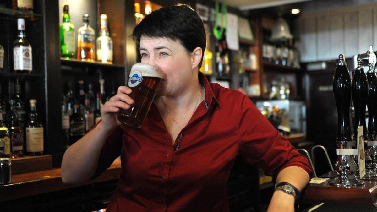 Ruth Davidson posa tomando una pinta de cerveza durante una campaña electoral en abril del 2016.-AFP