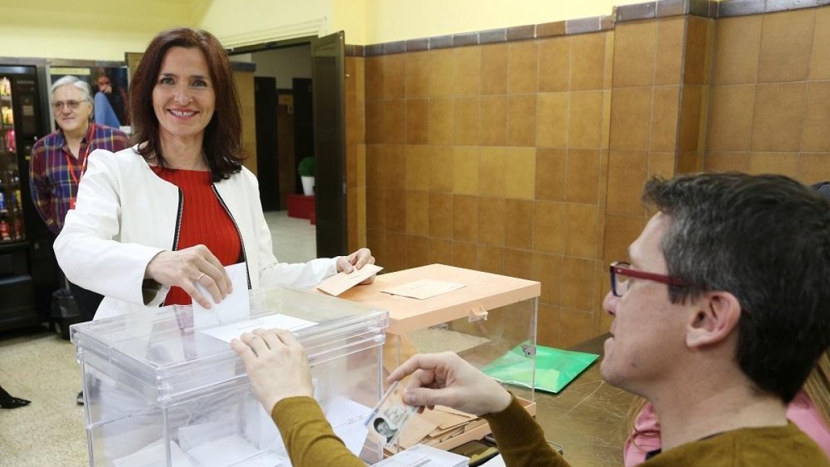 María Luz Martínez Seijo deposita su voto en la urna.-ICAL