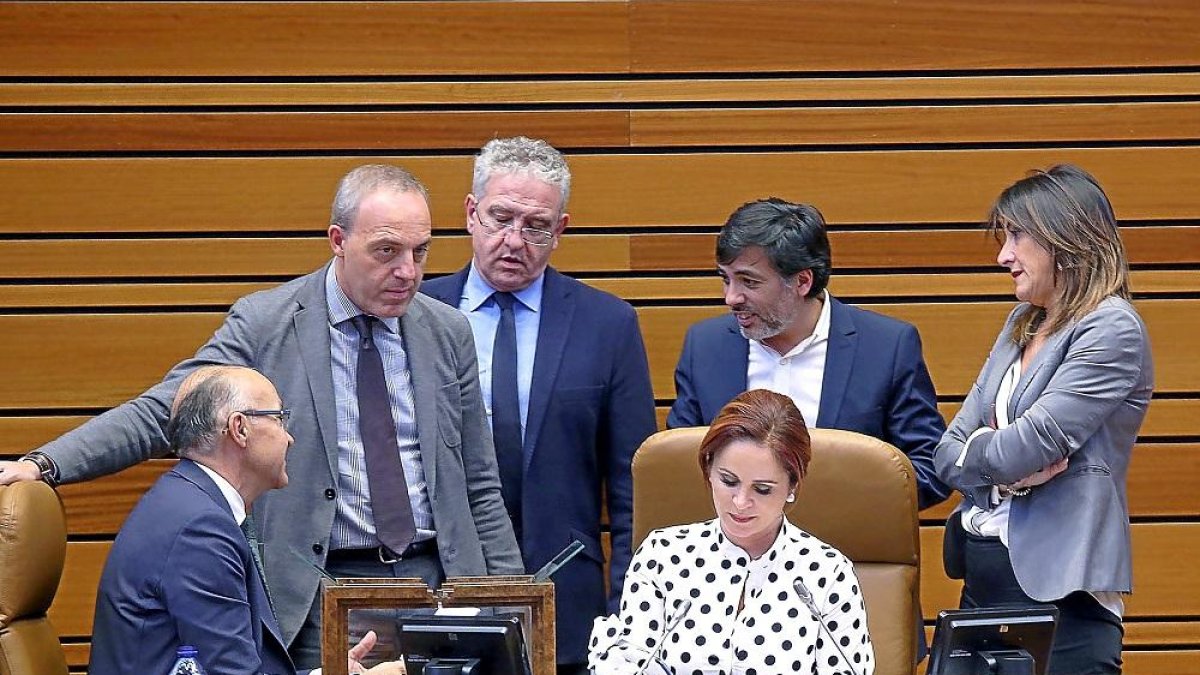 Silvia Clemente con el resto de la Mesa de las Cortes ayer tras el escrutinio de los votos para elegir a Tomás Quintana Procurador del Común.-ICAL
