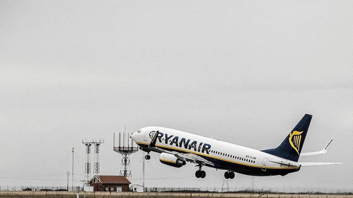 Un avión de Ryanair despega de Villanubla en una fotografía de archivo.-PABLO REQUEJO