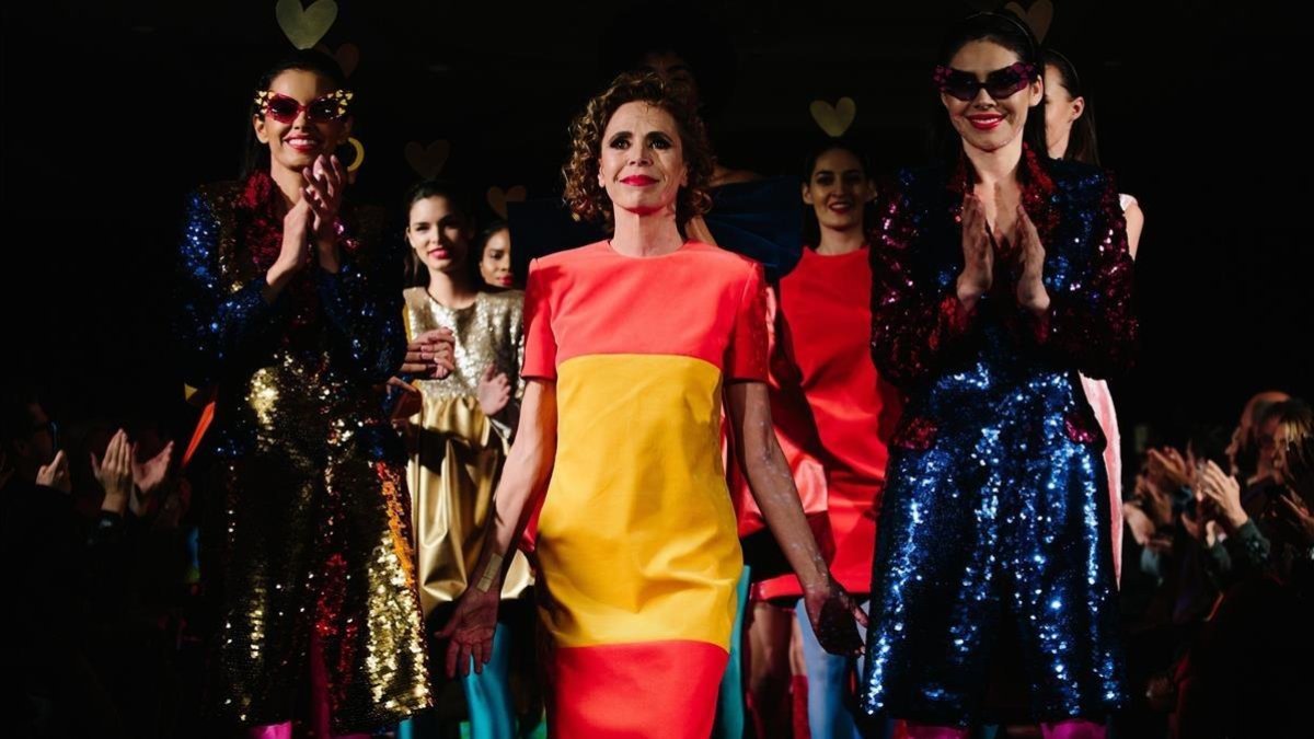 Ágata Ruiz de la Prada, rodeada por sus modelos, en un desfile en Nueva York /-ALBA VIGARAY