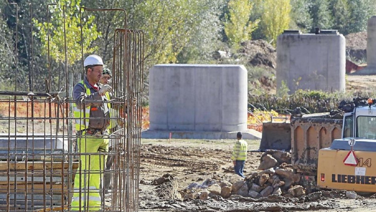 Obras de la A-60 entre Santas Martas y puente de Villarente.-J.M. LOSTAU