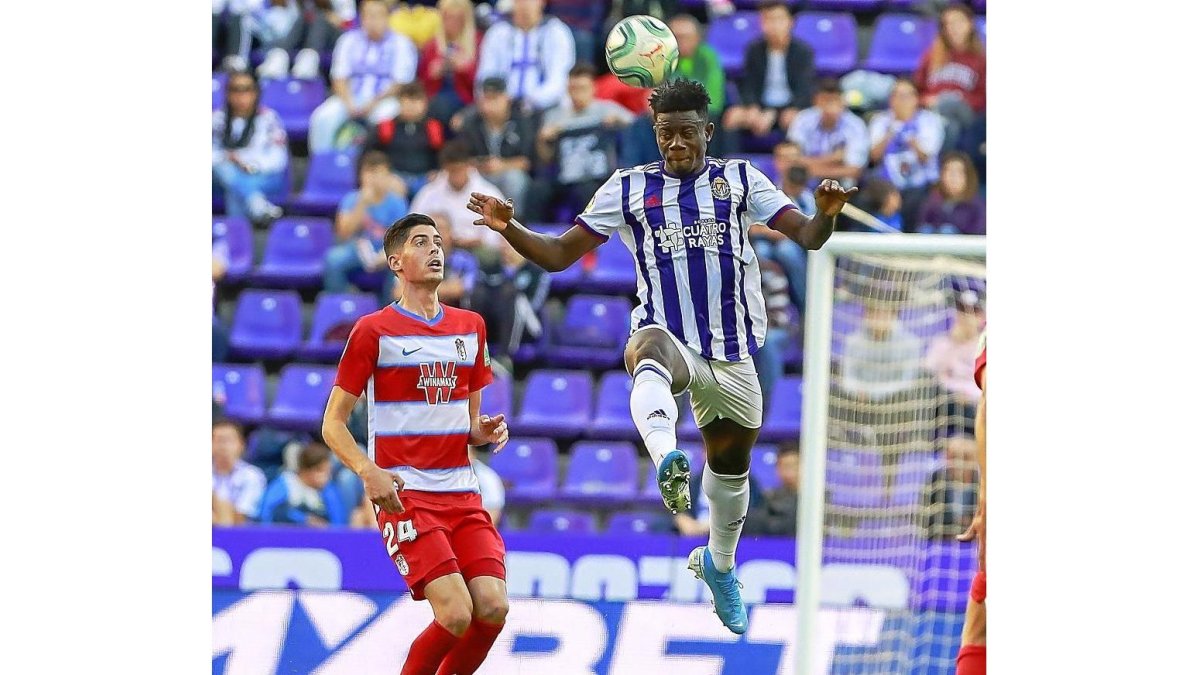 Salisu despeja de cabeza ante Carlos Fernández, jugador del Granada.-J.M.L.