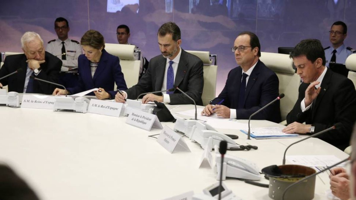 El rey Felipe IV participa en el Gabinete de crisis junto a la reina Leticia, el ministro de exteriores español José Manuel García Margallo, el presidente de la República Francesa, Francois Hollande y el primer ministro francés Manuel Valls-AFP