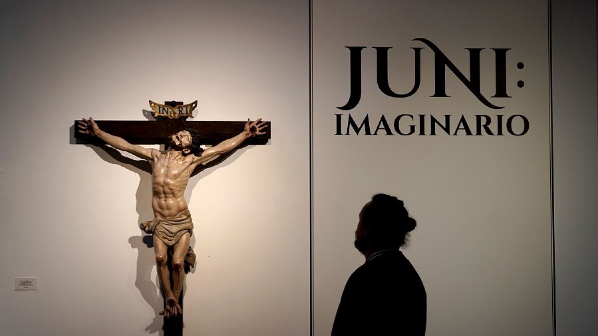 Un hombre contempla una de las obras de Juni. | ICAL