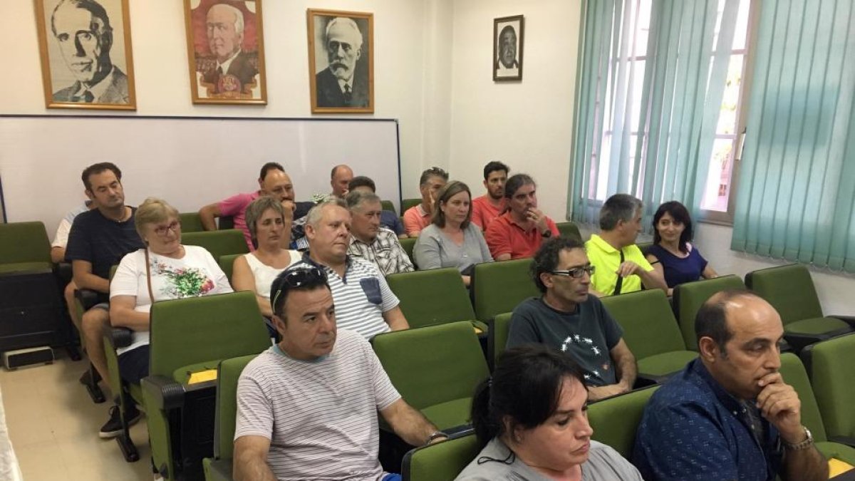 Trabajadores de la sección sindical de Garoña de UGT en una asamblea en Miranda a principios de mes.-ICAL