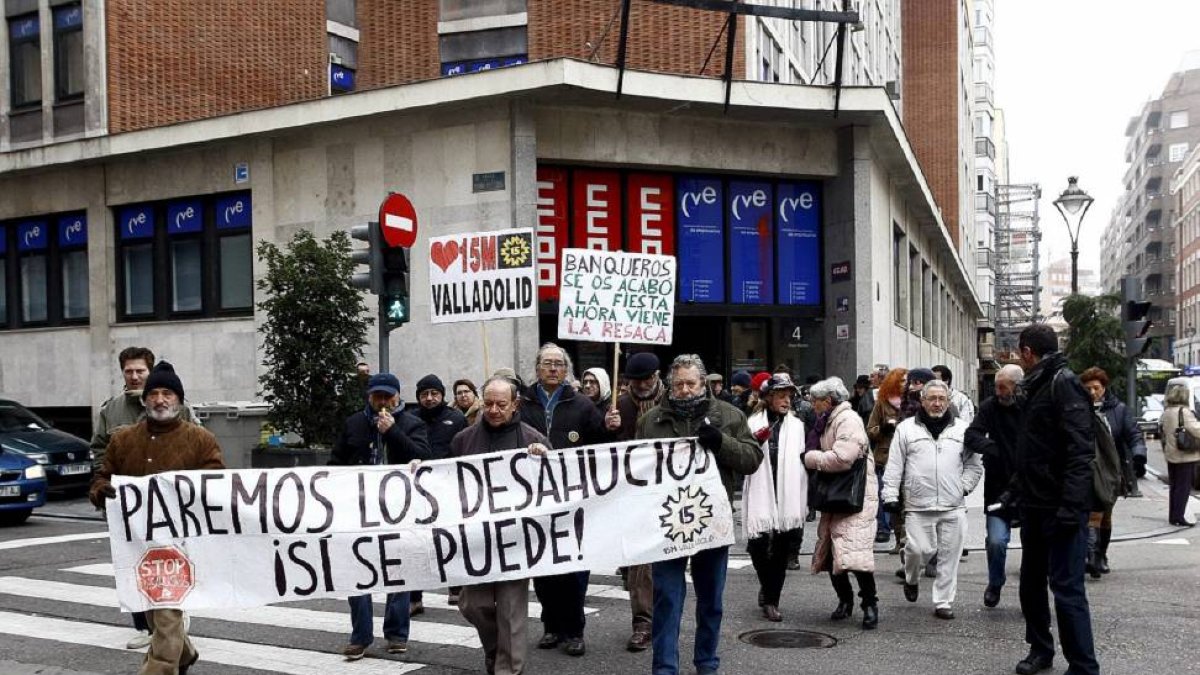 Movilización de la plataforma 'Stop Deshaucios' tras evitar la subasta de una vivienda-El Mundo