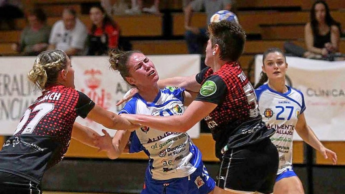 María O’Mullony es agarrada por dos jugadoras del Canyamelar Valencia.