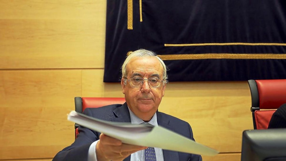 El presidente del Consejo de Cuentas, Jesús Encabo, ayer en la Comisión de Economía de las Cortes.-ICAL