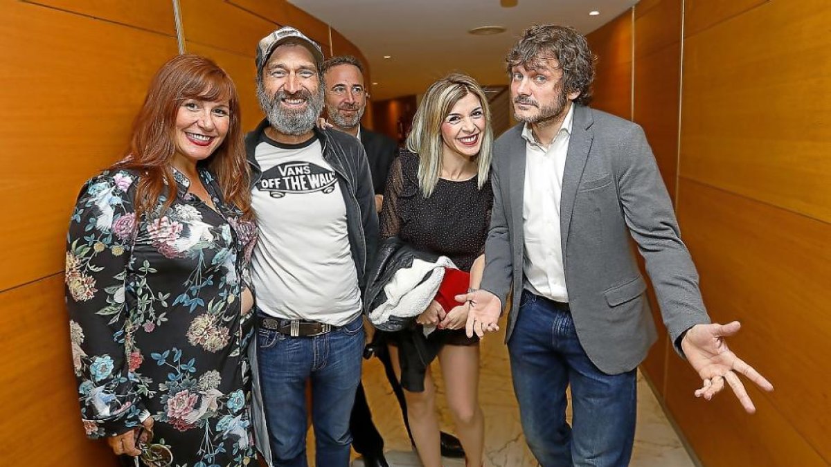 El director, productor y actores de la película tras el estreno en el Calderón.-J. M. LOSTAU