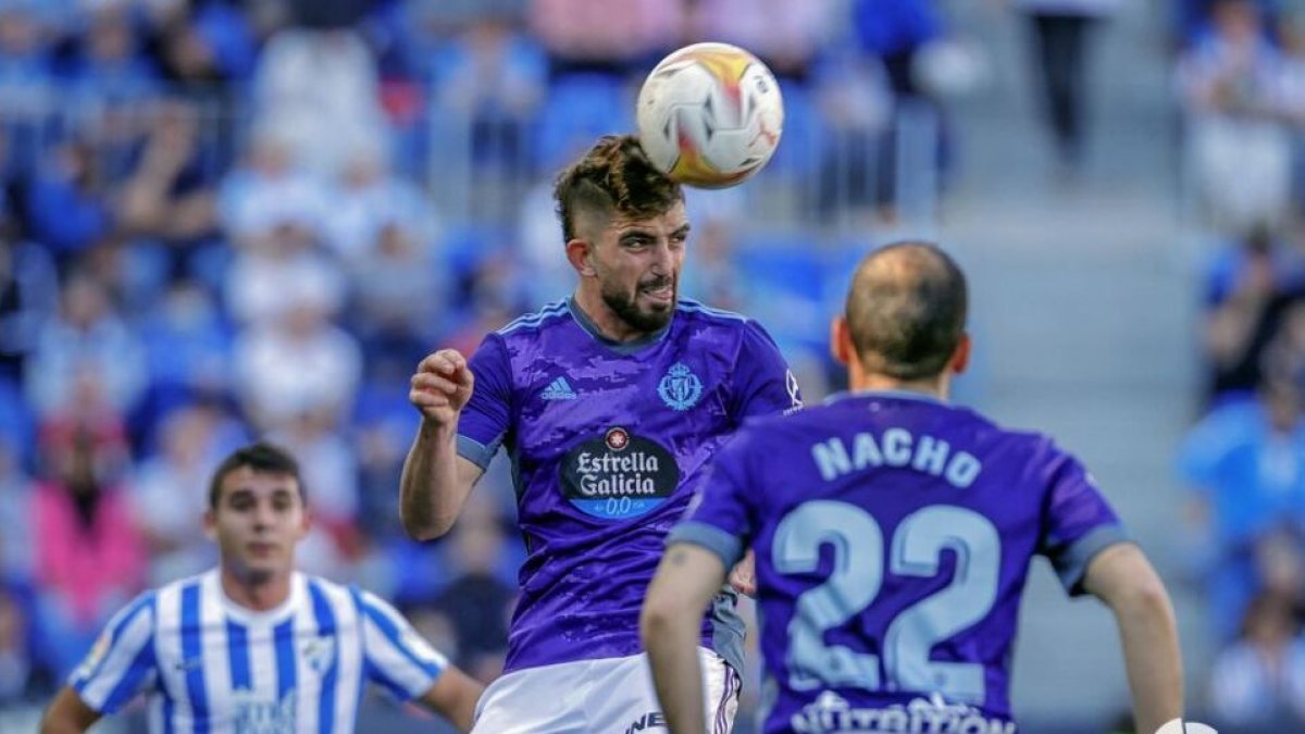 Monchu cabecea en el duelo en Málaga. / LA LIGA