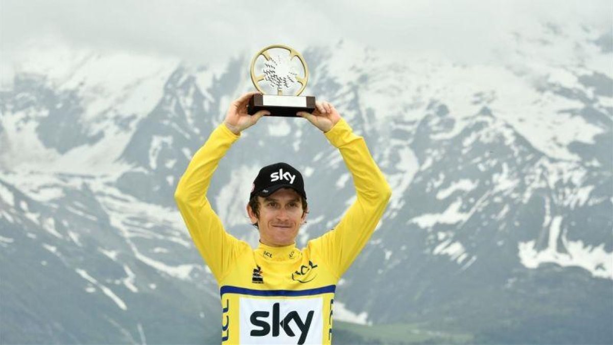 Geraint Thomas, con el trofeo del Dauphiné y los Alpes como escenario.-AFP / PHILIPPE LOPEZ