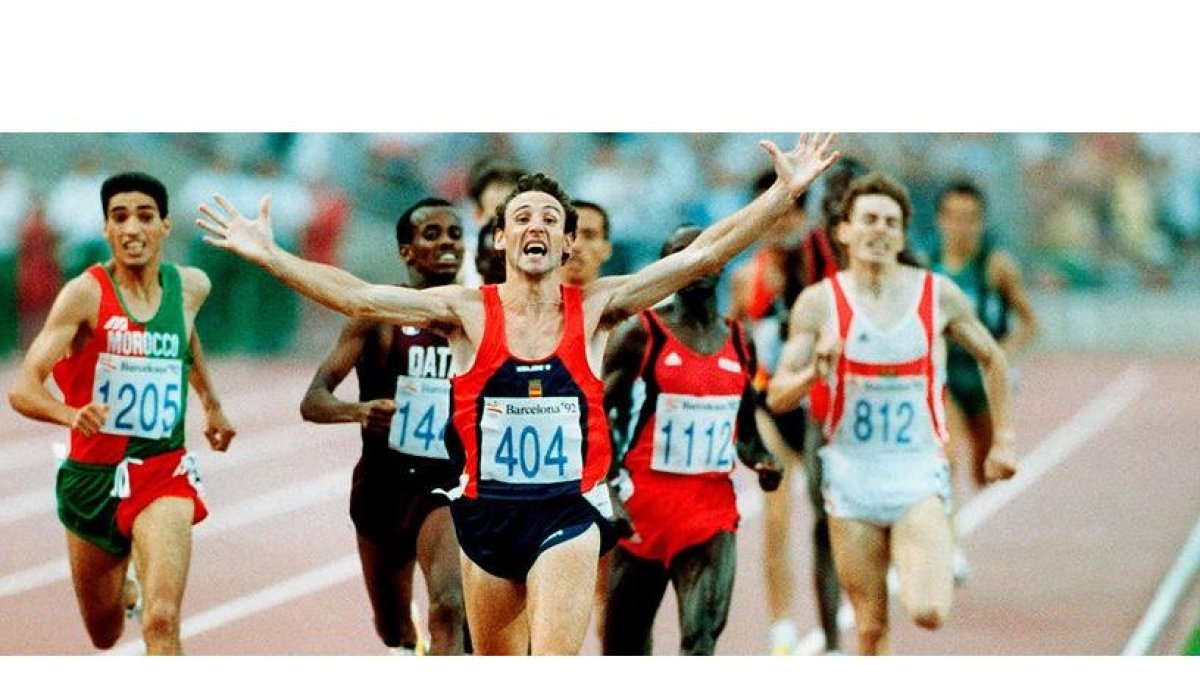 Fermín Cacho en el momento de cruzar la línea de meta del Estadio de Montjuic para proclamarse hace treinta años campeón olímpico en los Juegos de Barcelona 92.- EFE