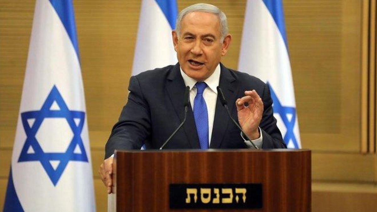 El primer ministro israelí en funciones, Binyamin Netanyahu, comparece ante los medios en Jerusalén, este lunes.-EFE / ABIR SULTAN