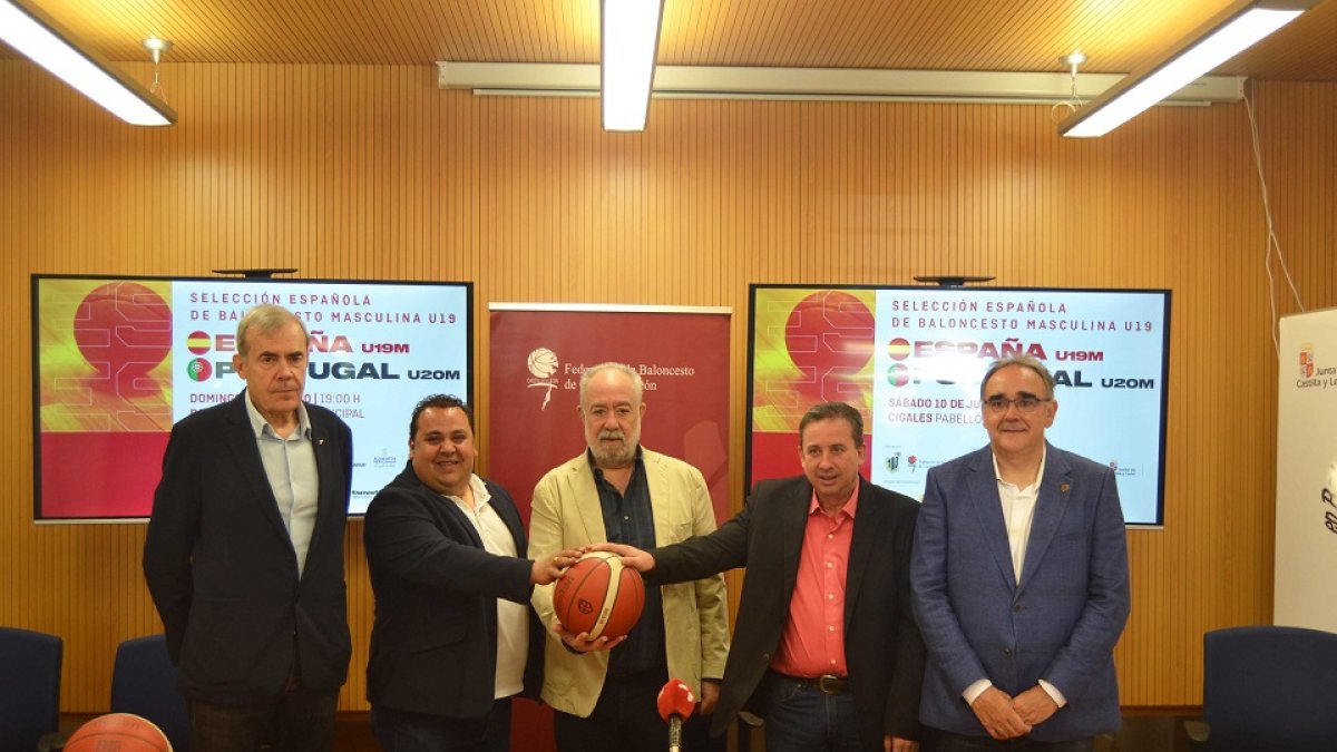Samuel Puente, Raúl Gómez, Óscar Castañeda, Jesús Martín y José Ignacio Hernández, en la presentación de los partidos en la FBCyL. / EM