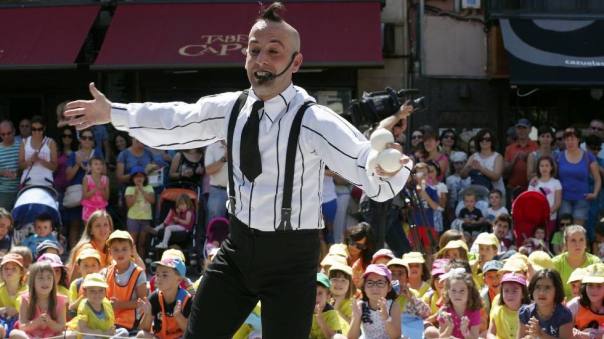 ctuación de la compañia Circortito dentro del Festival de Teatro de Calle de Soria.-ICAL
