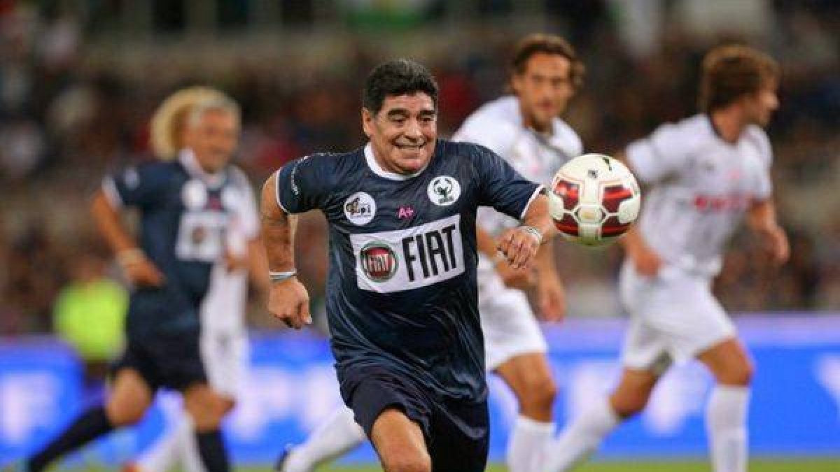 El exjugador argentino de fútbol Diego Armando Maradona en acción durante el partido por la Paz de este lunes.-Foto: ALESSANDRO DI MEO / EFE