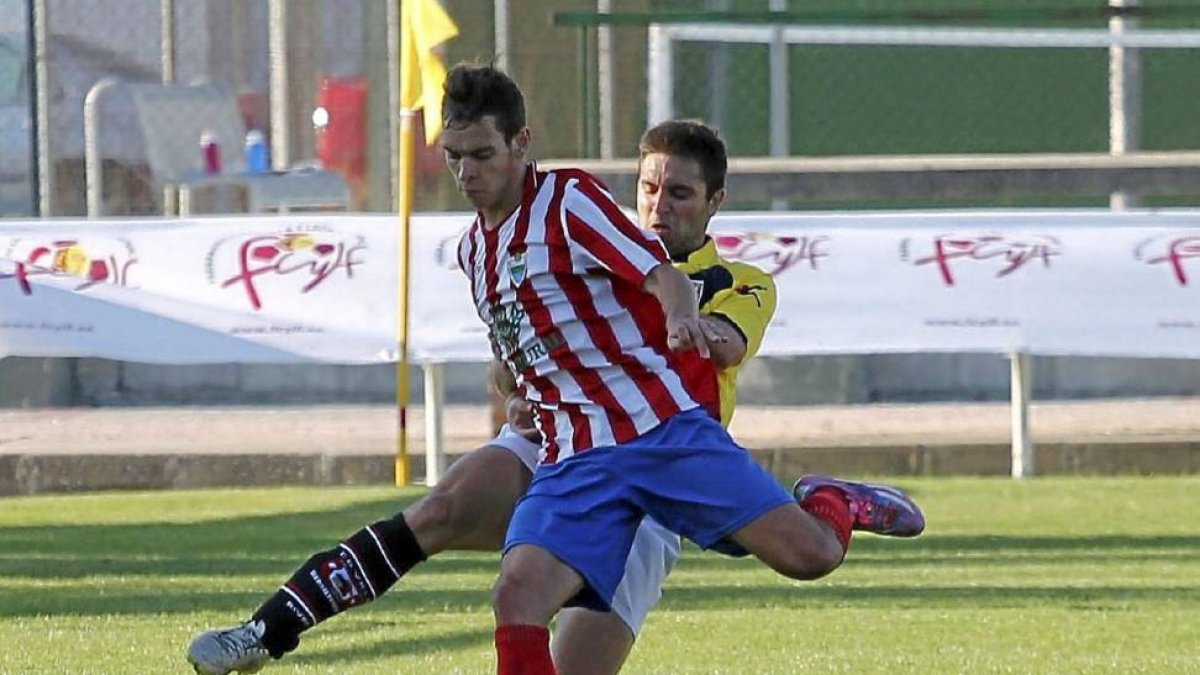 Un jugador del Villa de Simancas intenta cortar un contraataque.-