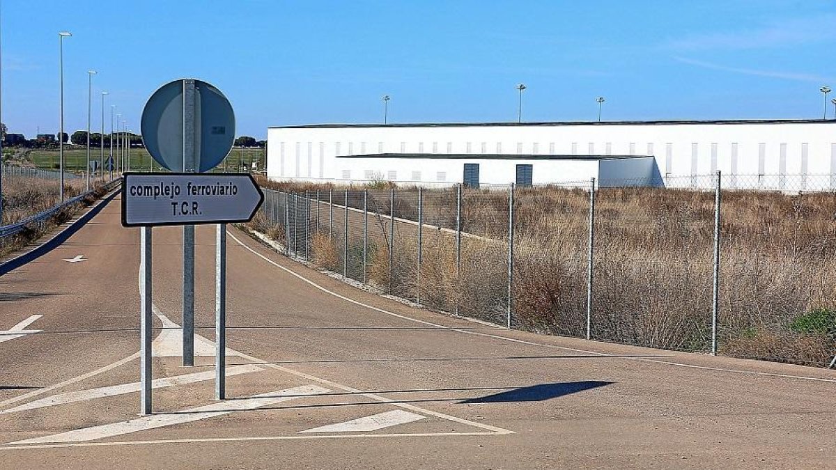 Acceso a los nuevos talleres de Renfe en el páramo de San Isidro.-P. REQUEJO /PHOTOGENIC