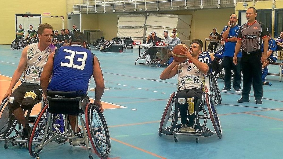 El Grupo Norte culmina un ataque en la final de la Copa Castilla y León ante Servigest Burgos.-E. M.
